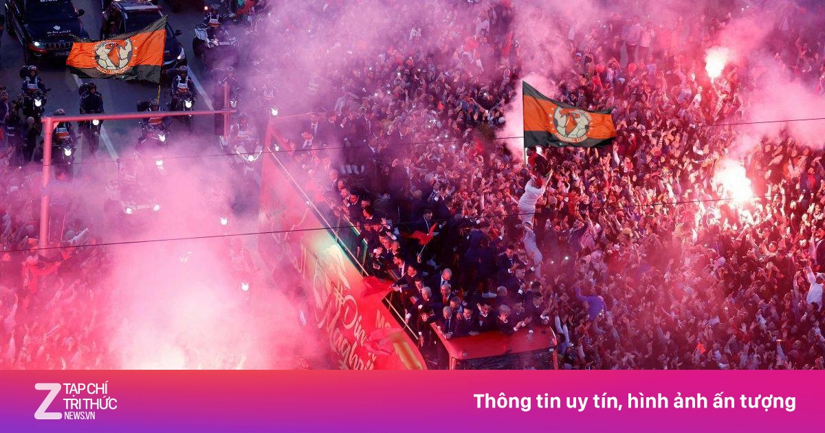 Hoàng Đức rước cúp sau khi đối đầu Công Phượng