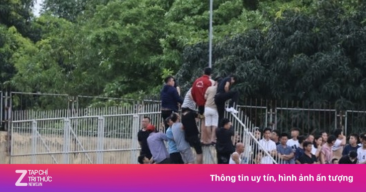 Khán giả vượt rào xem trận chung kết Cúp Quốc gia