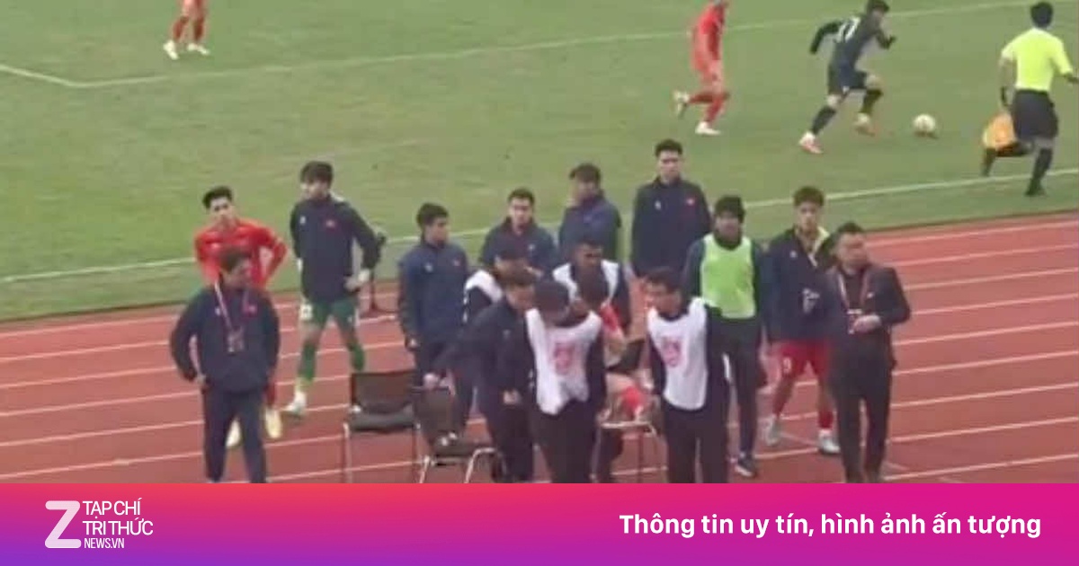 Văn Trường chấn thương, rời sân bằng cáng