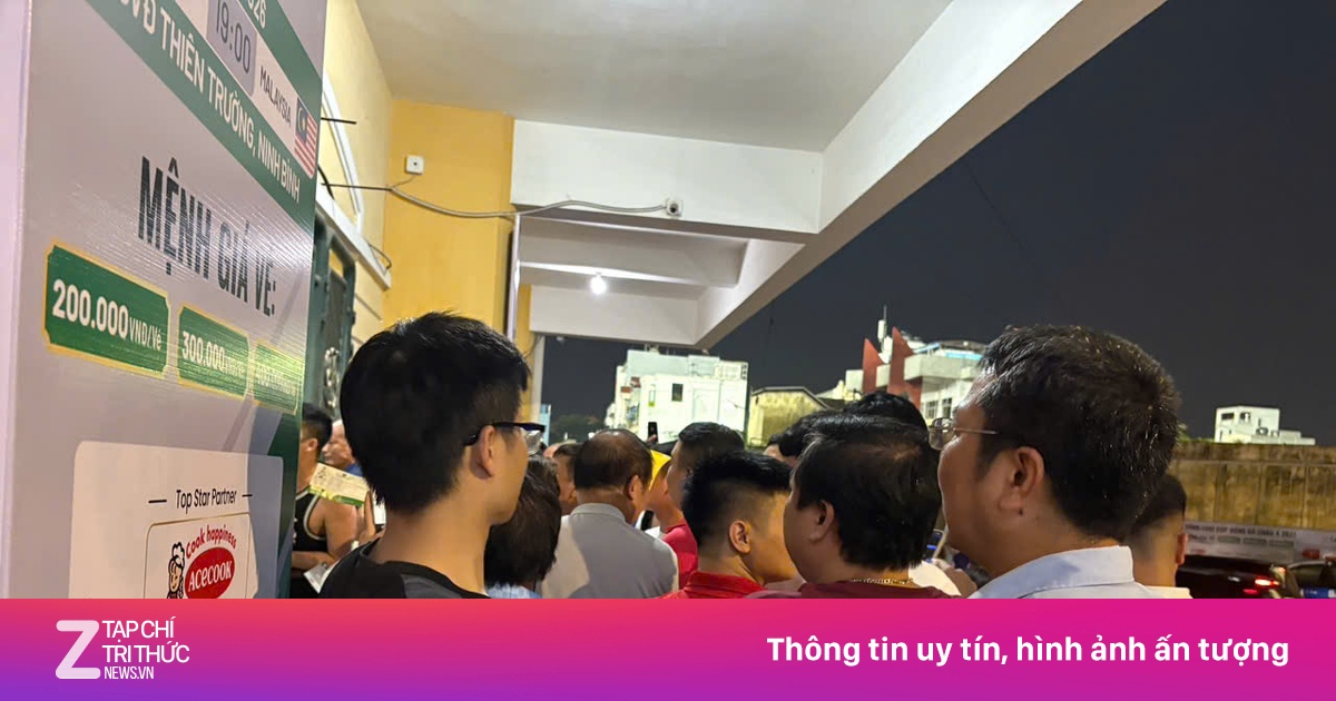 Sân Thiên Trường náo loạn: CĐV bức xúc vì không thể vào sân xem trận đấu
