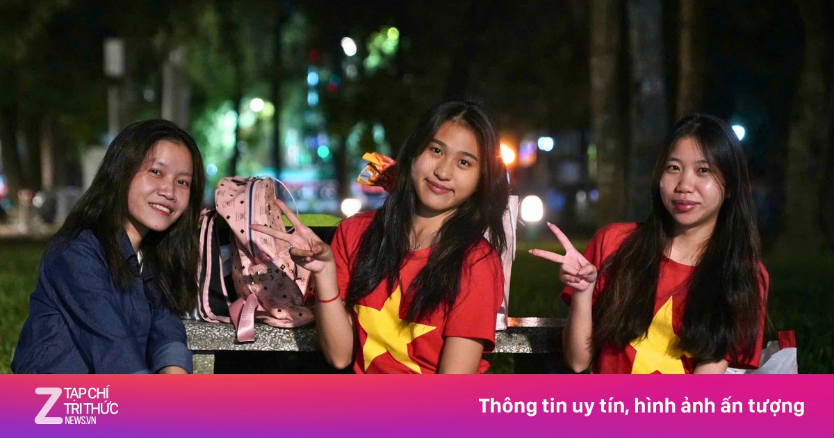 Cặp đôi 'chị ơi anh yêu em' chờ gặp nhau dưới mưa Hà Nội