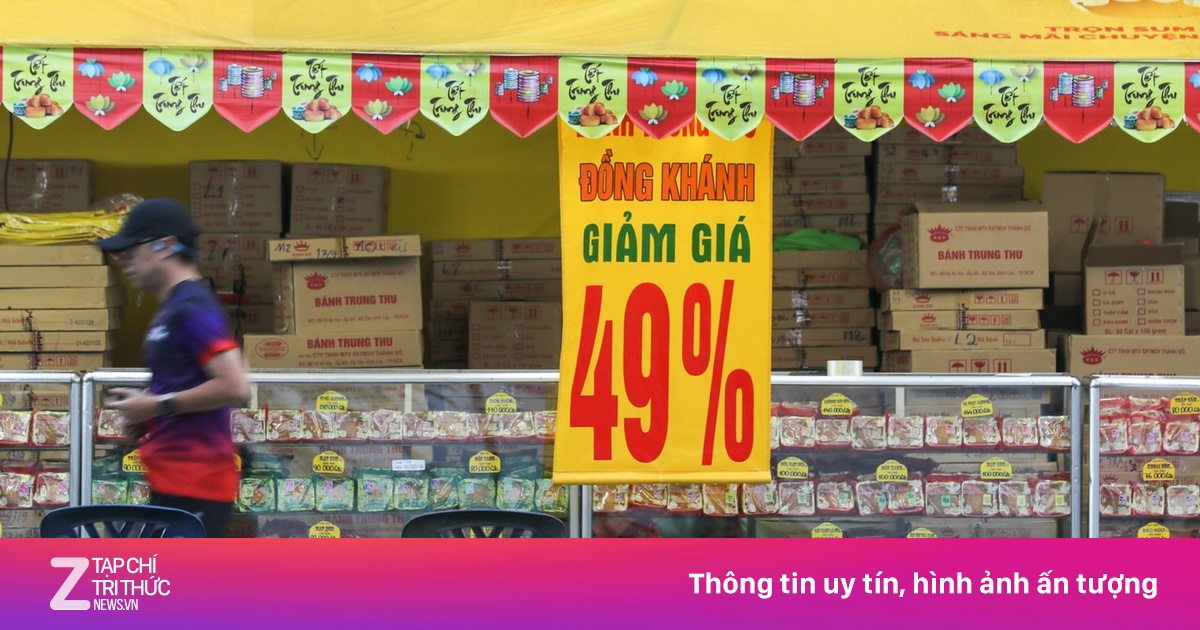 Bánh trung thu giảm giá, mua 1 tặng 1, bán đầy vỉa hè TP.HCM