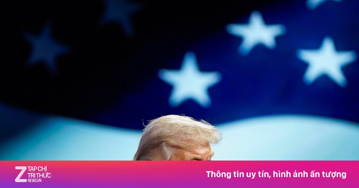 Giao dịch 'bí ẩn' trước mỗi dòng trạng thái của ông Trump