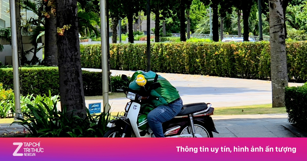 Tài xế, shipper sốc nhiệt vì nắng - mưa thất thường ở TP.HCM, Hà Nội