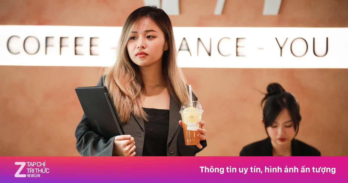 Bữa trưa đối lập của dân văn phòng ở hai khu 'đất vàng' TP.HCM