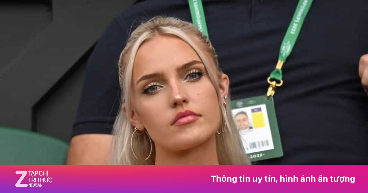 Bạn gái VĐV tennis chiếm sóng truyền hình, nổi hơn người yêu thi đấu