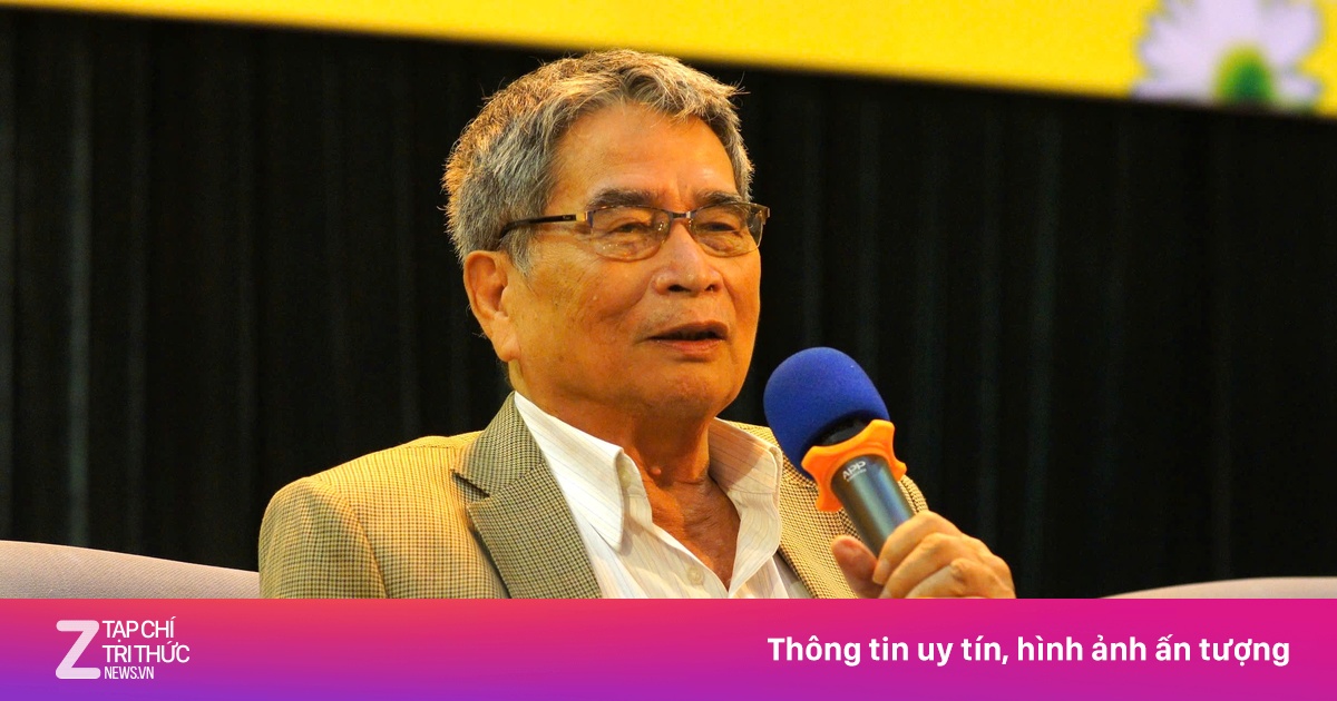 Biên kịch ‘Đồng tiền xương máu’ bán sách ủng hộ đồng bào chịu lũ lụt