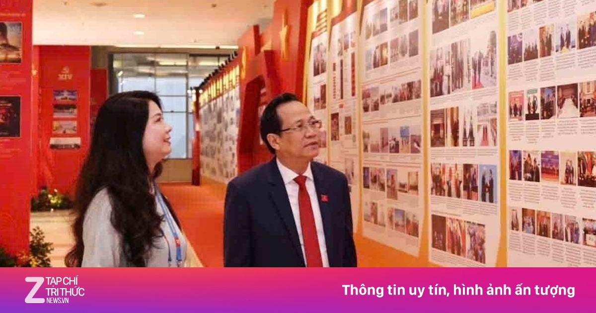 Trưng bày ảnh trước Đại hội Đảng XIV thu hút đông đảo đại biểu