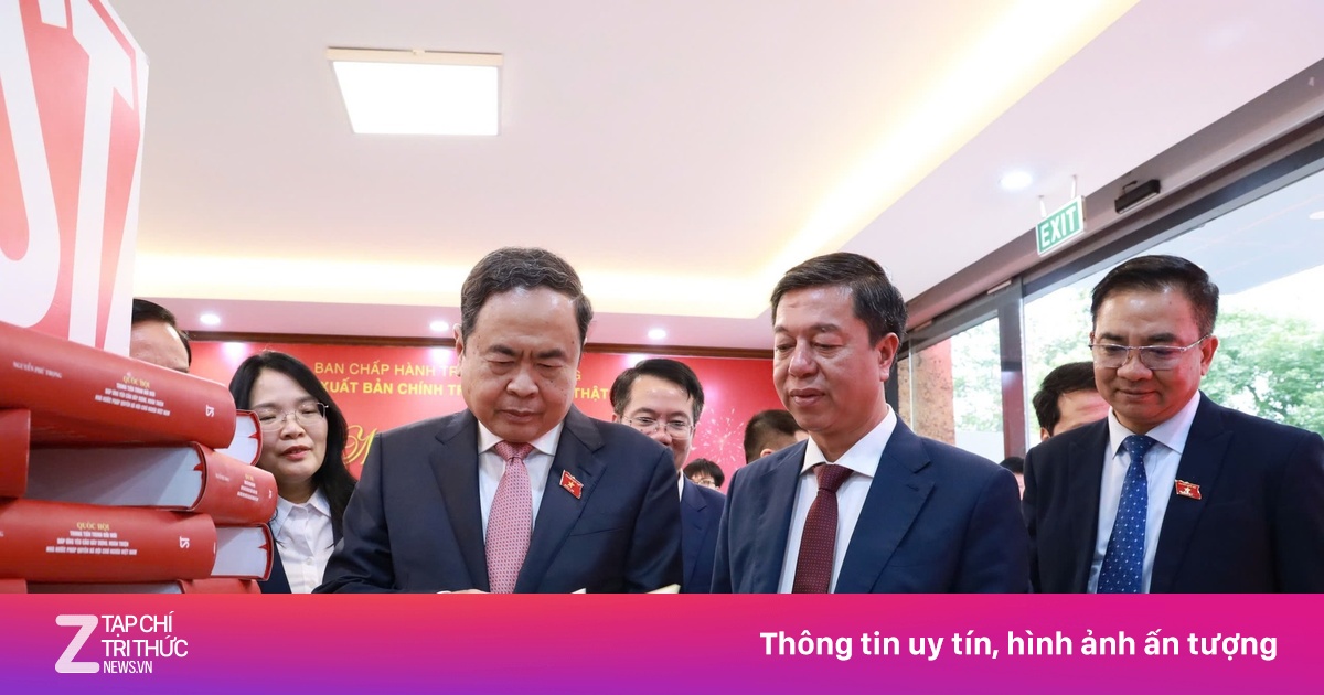 Trưng bày sách về Quốc hội, pháp luật trong ngày bầu cử