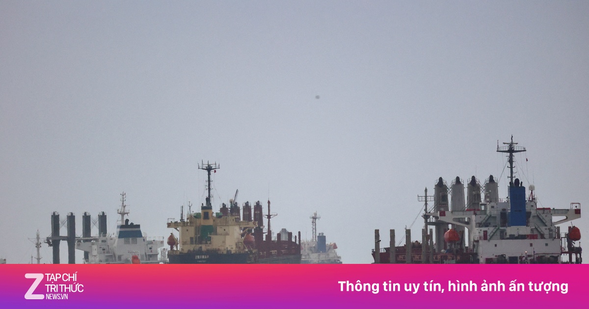 Một dòng lệnh ở Mỹ, hàng dài tàu chở dầu kẹt cứng ở eo biển Bosphorus