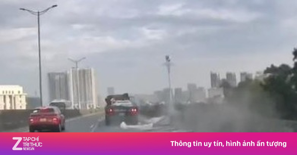 Tấm tôn bay xuống từ xe đầu kéo, ôtô đi sau thoát nạn trong gang tấc
