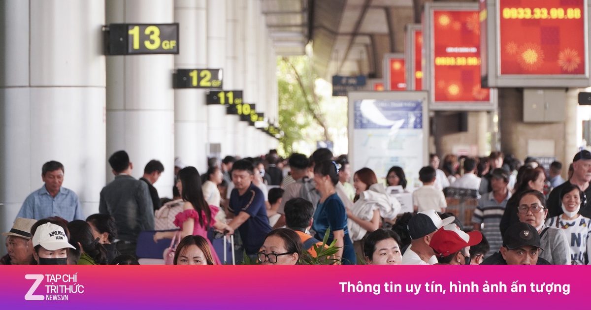 Sân bay Tân Sơn Nhất chật kín người đón thân nhân về đoàn tụ dịp Tết 2026