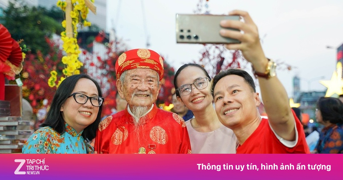 Chạm tay vào lịch sử 50 năm TP mang tên Bác tại Lễ hội Đường sách Tết