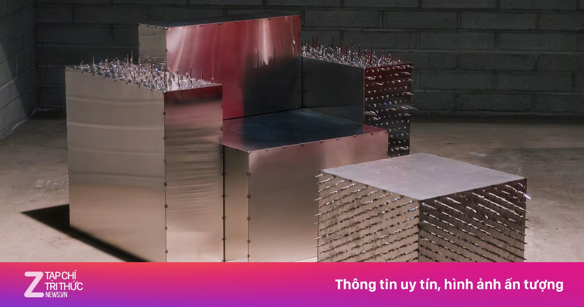 Ghế gai, đèn lông thú và chân nến 'loang dầu' ở Italy