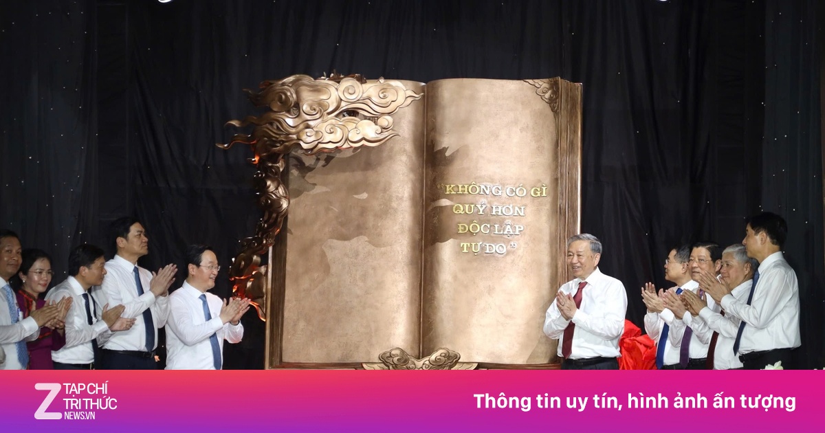 Tổng Bí thư Tô Lâm trao tặng tác phẩm 'Việt Nam - những trang sử vàng'