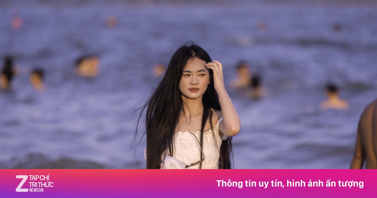 Nườm nượp 'giải nhiệt' ở biển Bãi Cháy