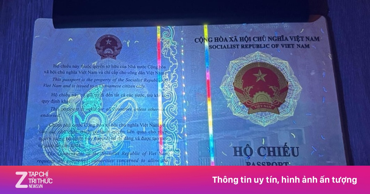 Điều bất ngờ khi soi hộ chiếu Việt Nam dưới tia UV