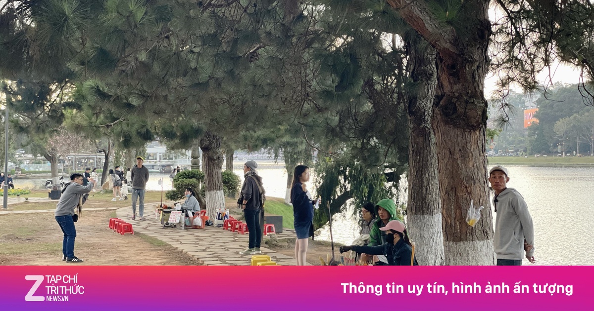 Hàng rong vẫn lén lút bày bán quanh hồ Xuân Hương, Đà Lạt
