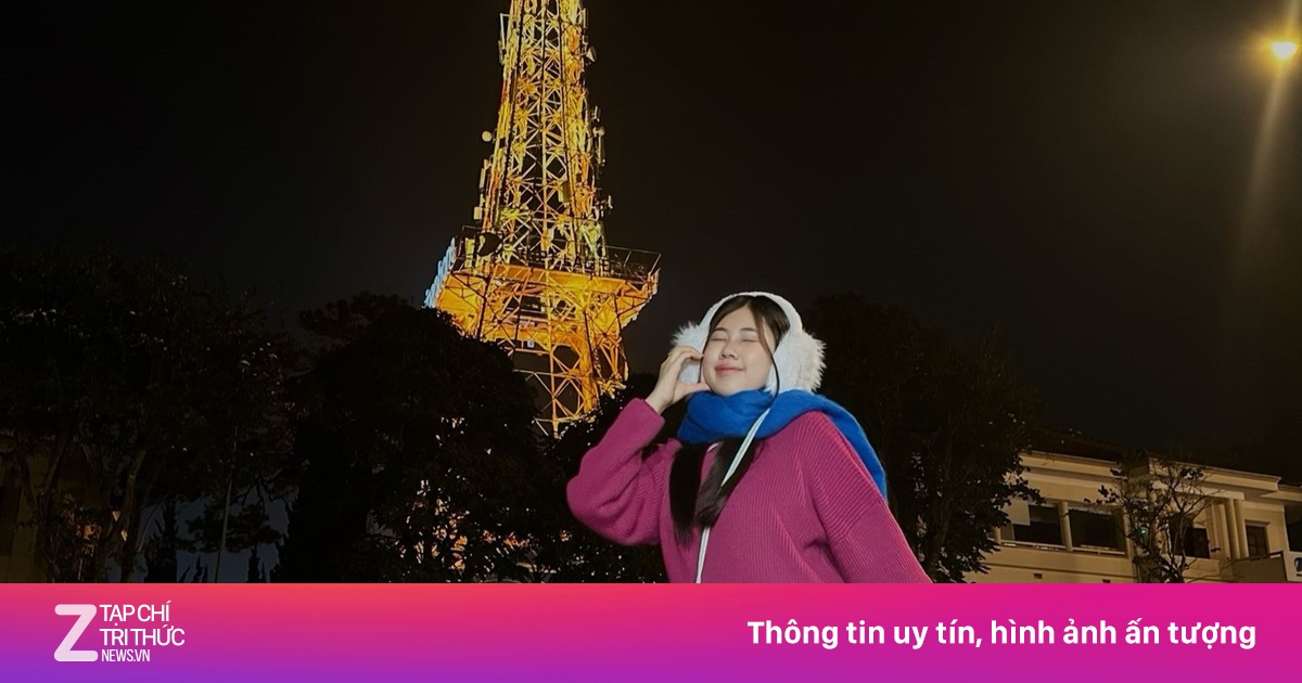 Đứng kín vỉa hè check-in 'tháp Eiffel' sáng đèn ở Đà Lạt