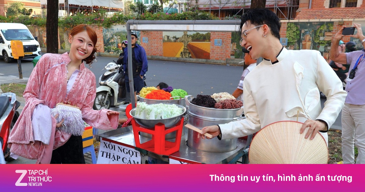 Kín 'nàng thơ' chụp ảnh Tết với xe xôi trước Bưu điện TP.HCM