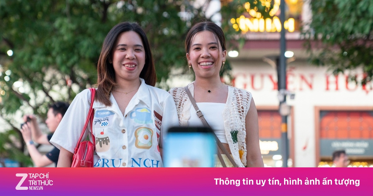 Du khách nước ngoài bối rối khi TP.HCM vắng lặng, hàng quán đóng cửa dịp Tết Nguyên đán