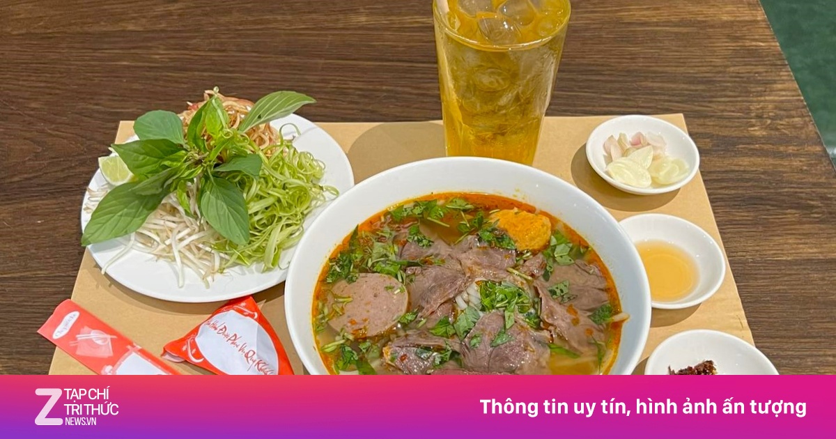 Quán bún bò ở TP.HCM nhận 'bão tim' vì bảng thông báo ấm lòng