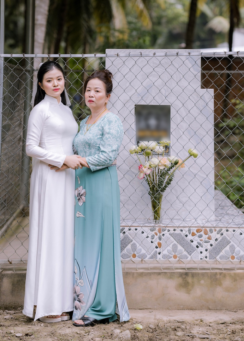 co dau chup ben mo anh 1