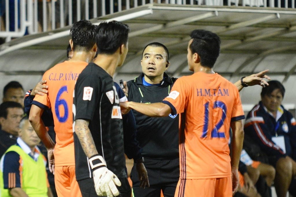 Sai sot cua trong tai o V.League anh 1