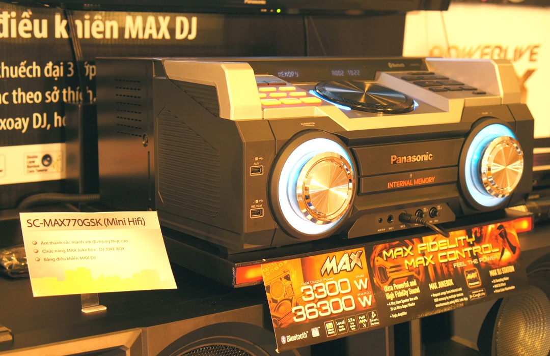 Điểm nhấn của dàn âm thanh này là hiệu ứng DJ, khả năng kết nối với thiết bị di động.