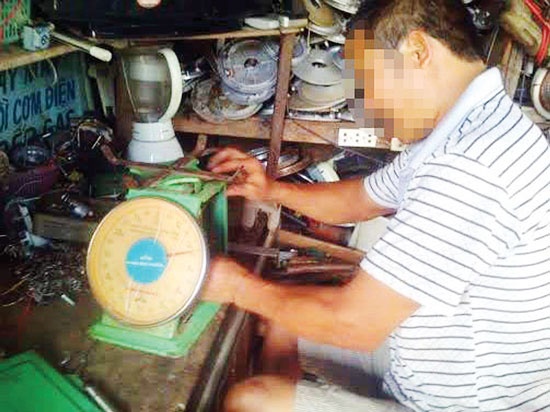 Ông S. đang “độ” cân cho khách. 