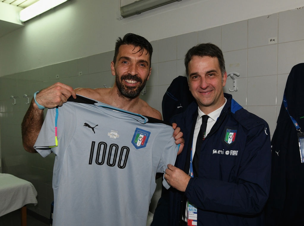 Buffon duoc vinh danh khi lap ky luc anh 1