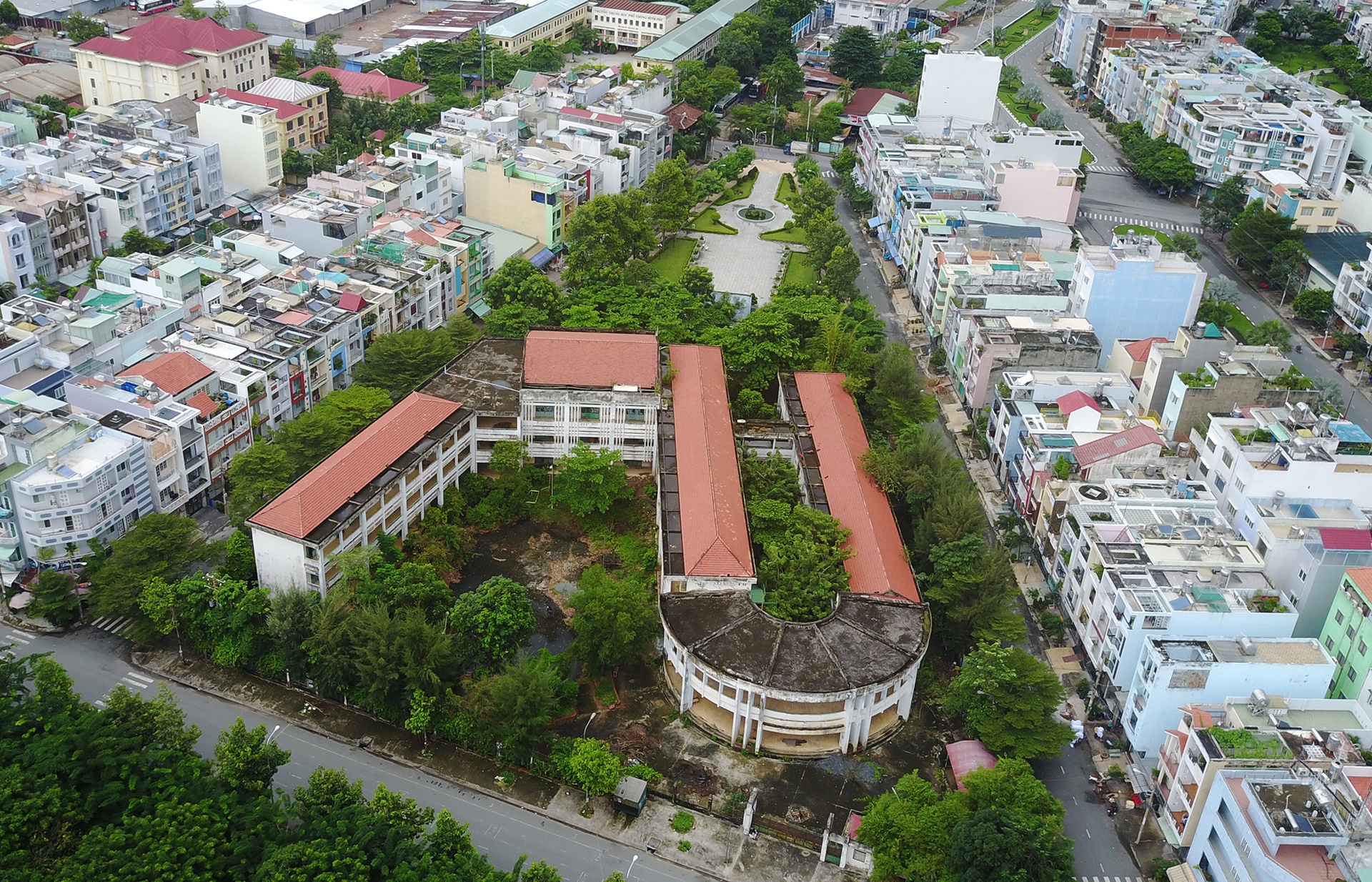 canh u am trong ngoi truong bo hoang o Sai Gon anh 1