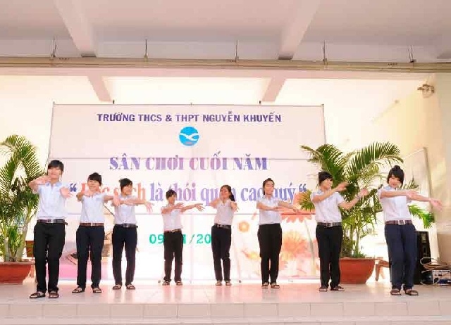 Học sinh trường THPT tư thục Nguyễn Khuyến tham gia hoạt động văn nghệ của trường. Ảnh: nhà trường cung cấp