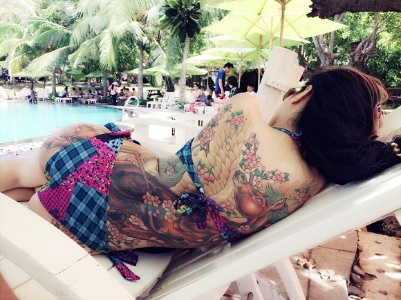 Cận cảnh hình xăm ngựa tràn lưng của Phương Anh.