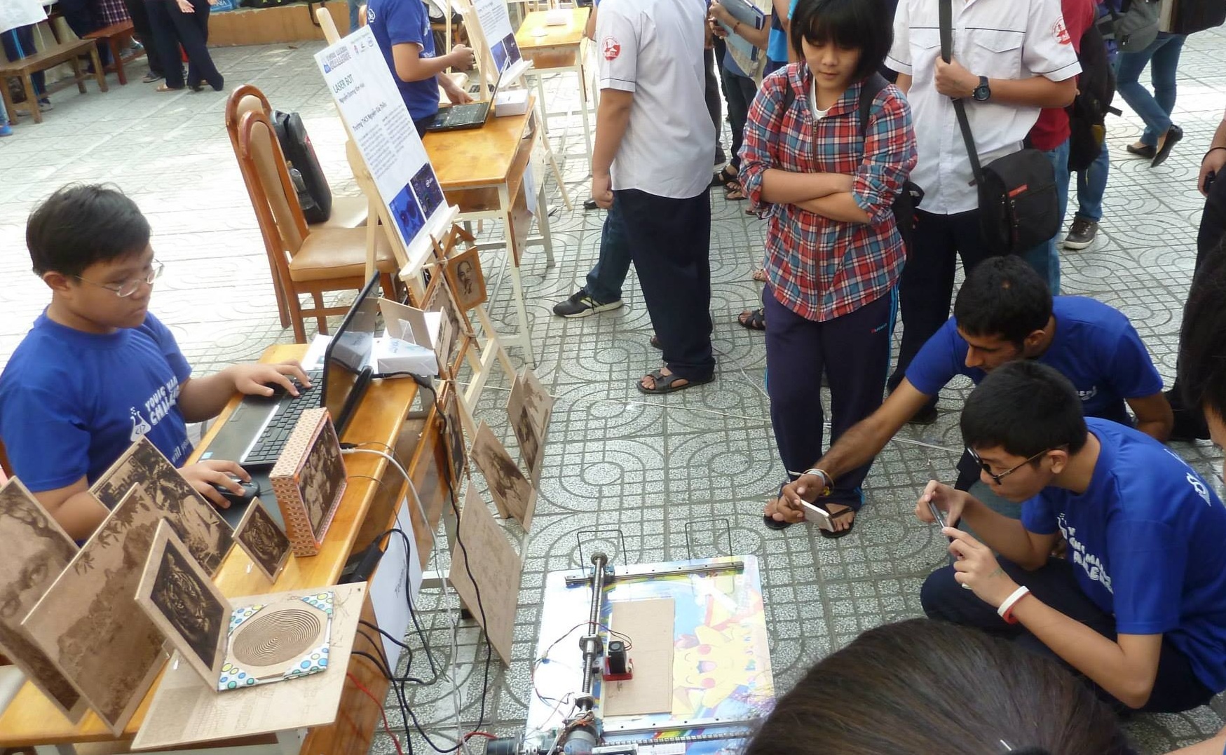 Kim Hảo sử dụng máy khắc khiến người xem tò mò.