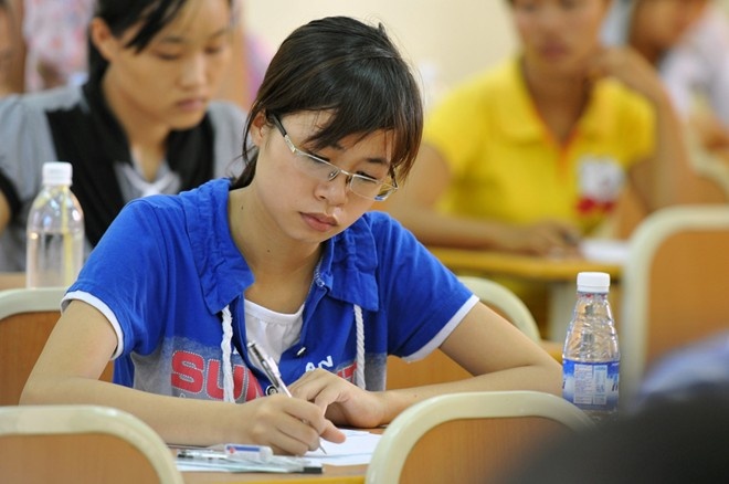 Cán bộ chấm thi. Ảnh: Hoàng Hà.