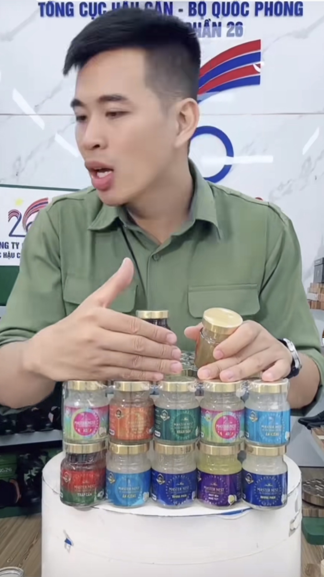 Lê Anh Nuôi bị tố ‘lợi dụng hình ảnh quân đội’ bán hàng bất chấp Lê Anh Nuôi bị tố ‘lợi dụng hình ảnh quân đội’ bán hàng bất chấp