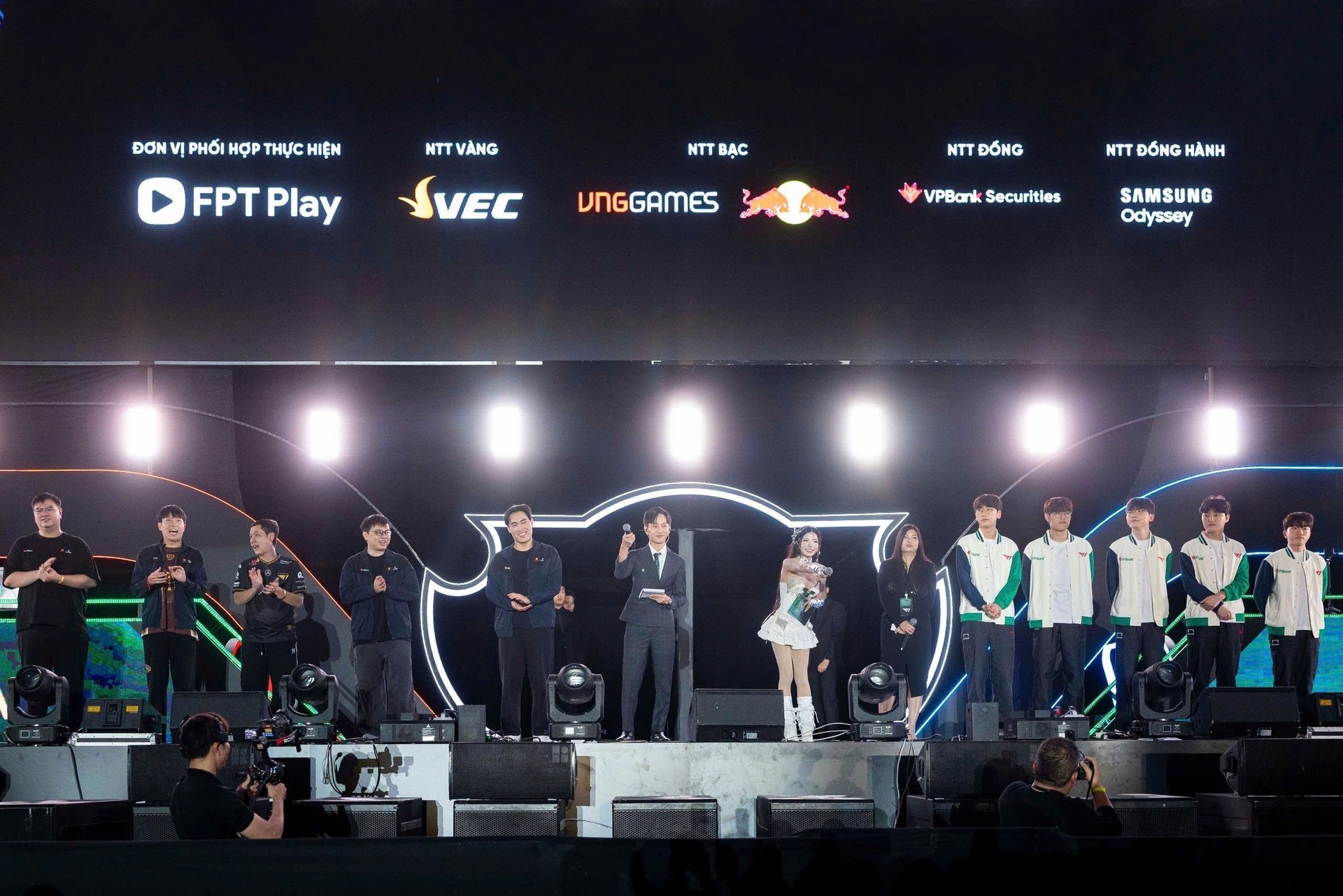 YouTuber Hải Triều chụp chung cùng T1