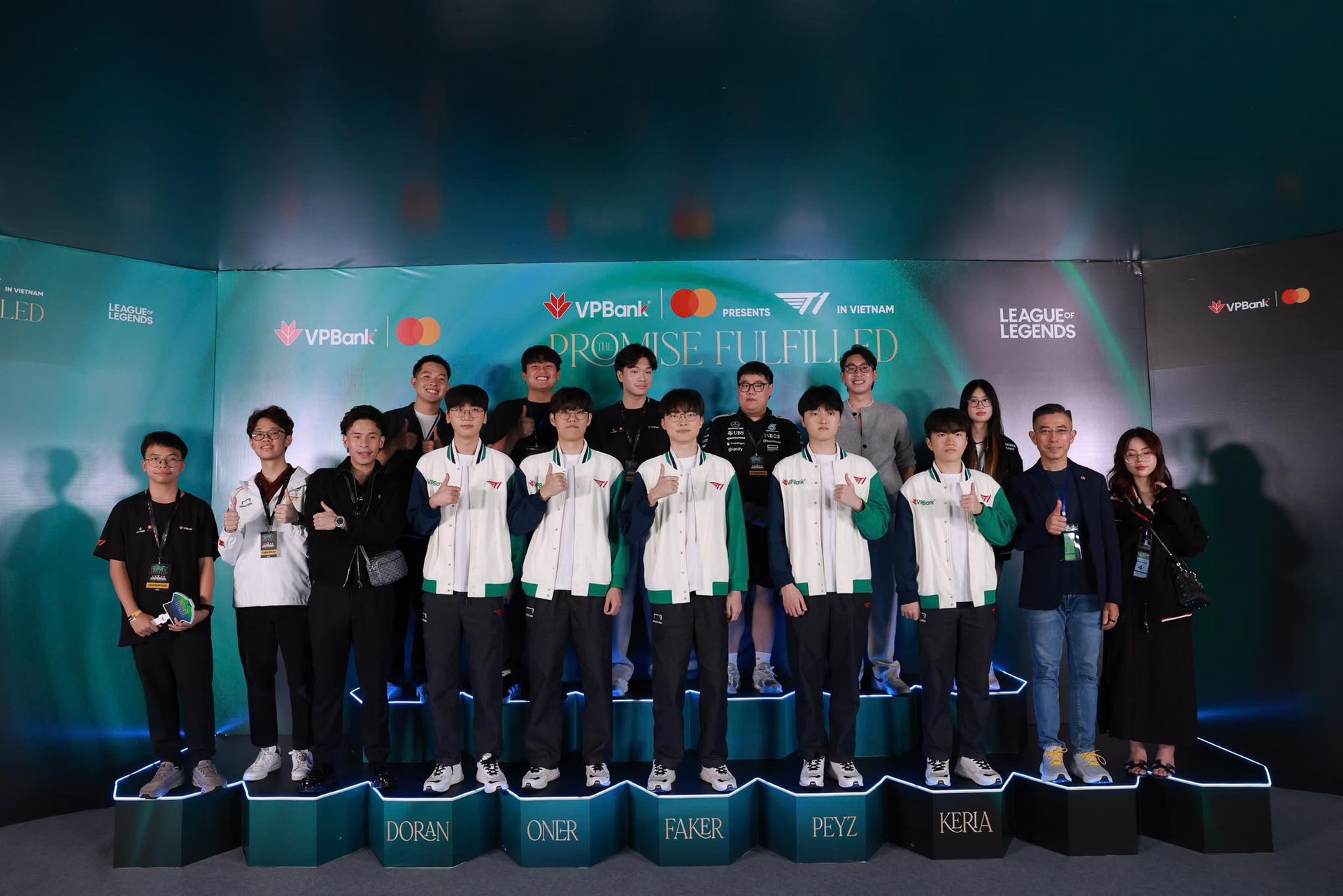 YouTuber Duy Thẩm và Hải Triều chụp chung cùng T1