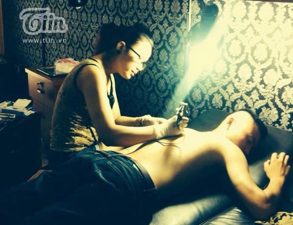 Lan Hương đang xăm hình cho khách.