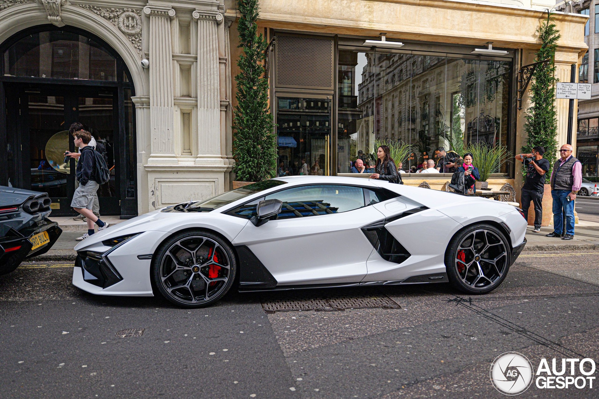4 siêu xe Lamborghini Revuelto cùng xuất hiện tại London