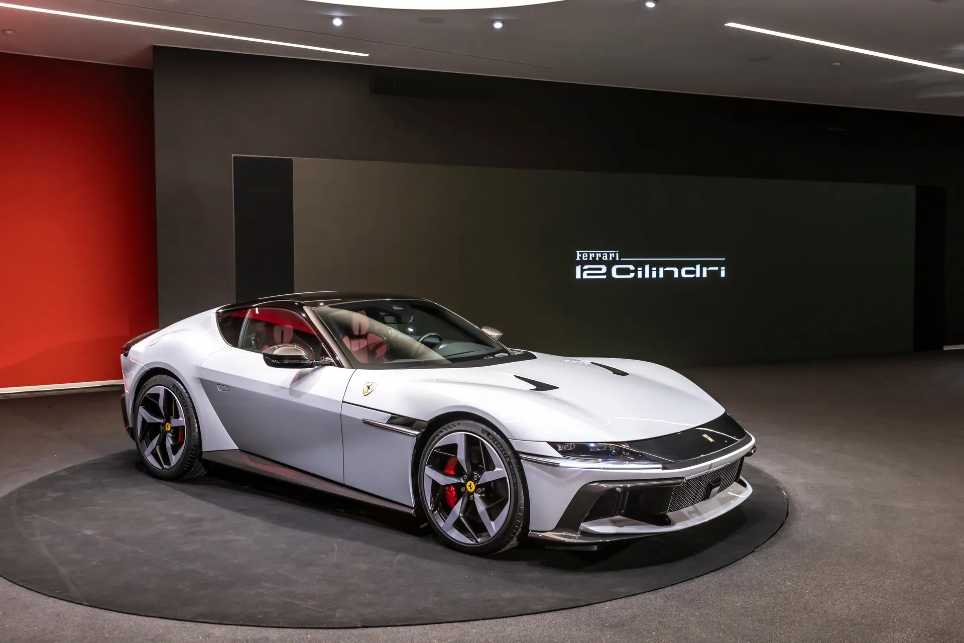 Chi tiết Ferrari 12Cilindri - siêu xe thay thế cho 812 Superfast
