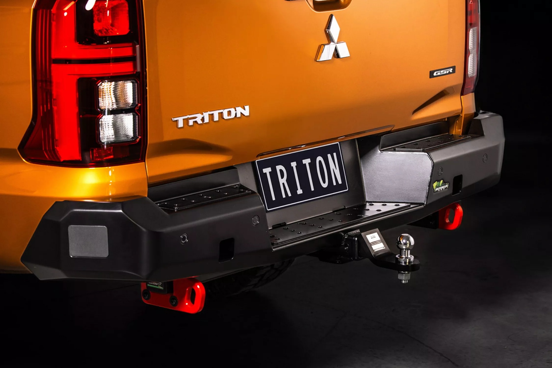 Bán tải Mitsubishi Triton hầm hố với gói độ địa hình của Ironman 4x4