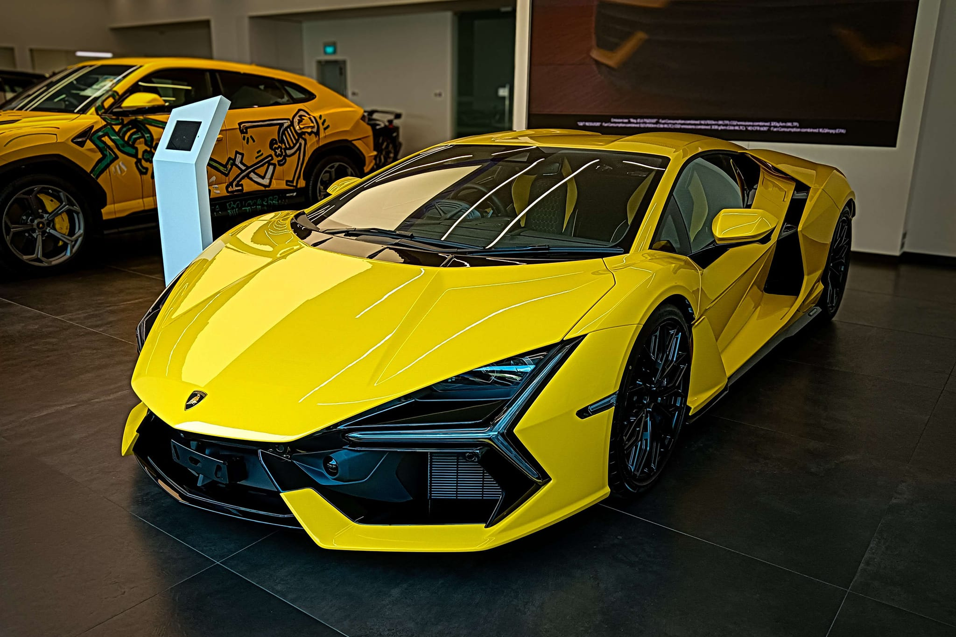 Loạt siêu xe Lamborghini Revuelto có mặt tại Singapore