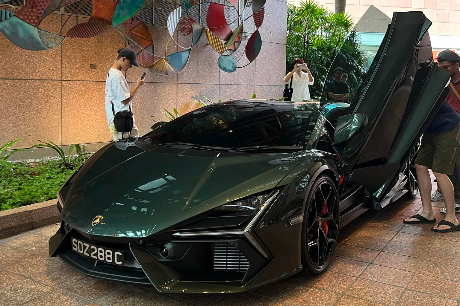 Loạt siêu xe Lamborghini Revuelto có mặt tại Singapore