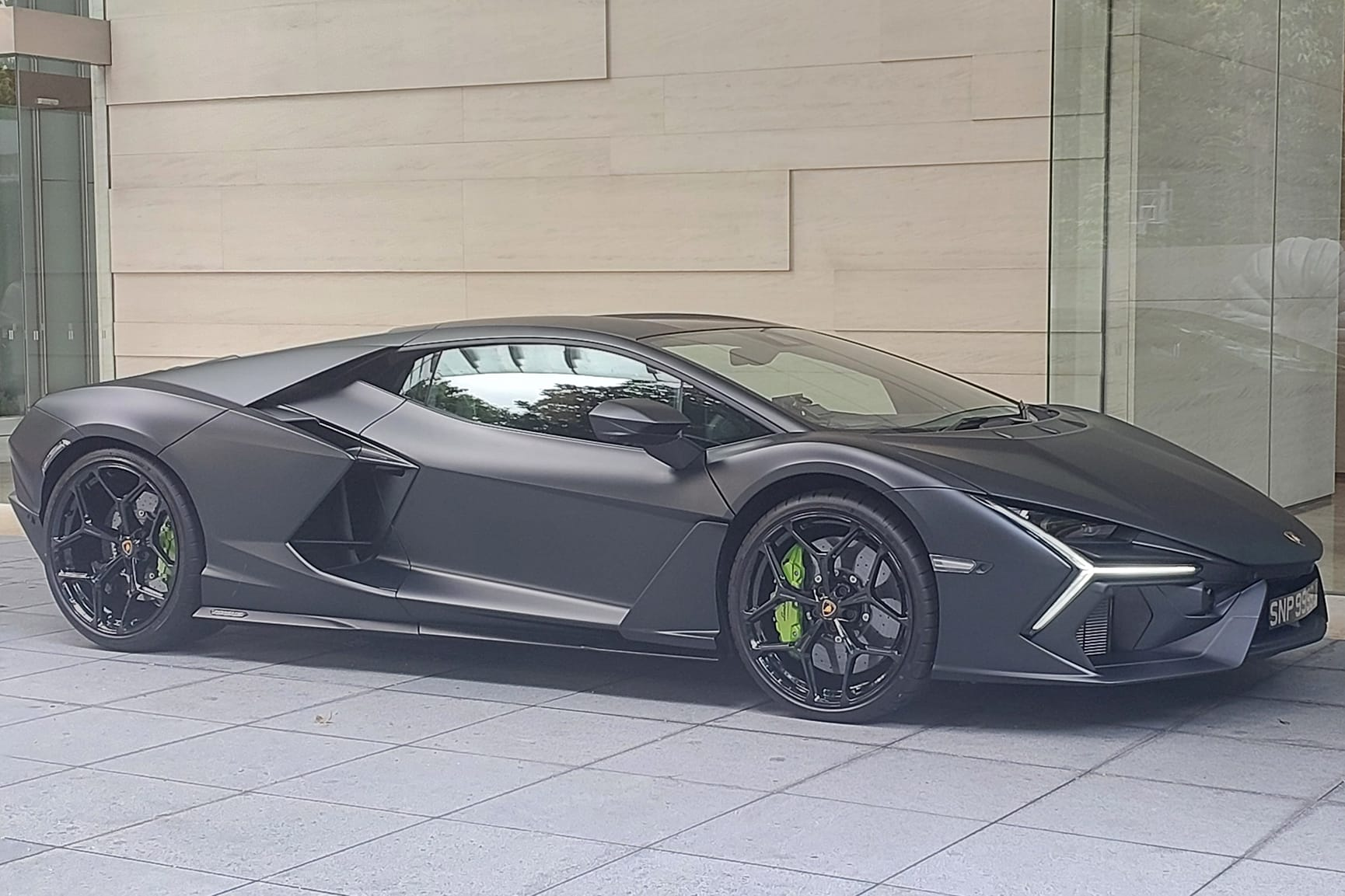 Loạt siêu xe Lamborghini Revuelto có mặt tại Singapore