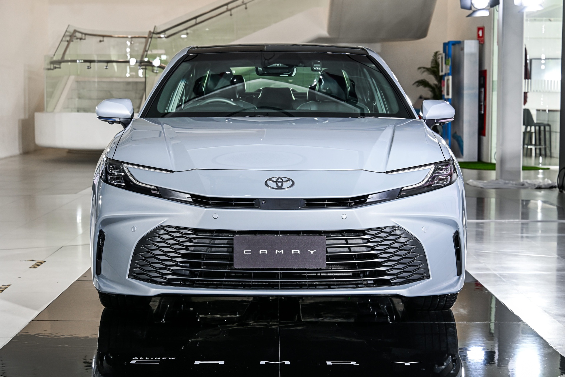 tin tức - Cận cảnh Toyota Camry HEV ra mắt tại Thái Lan | VOZ