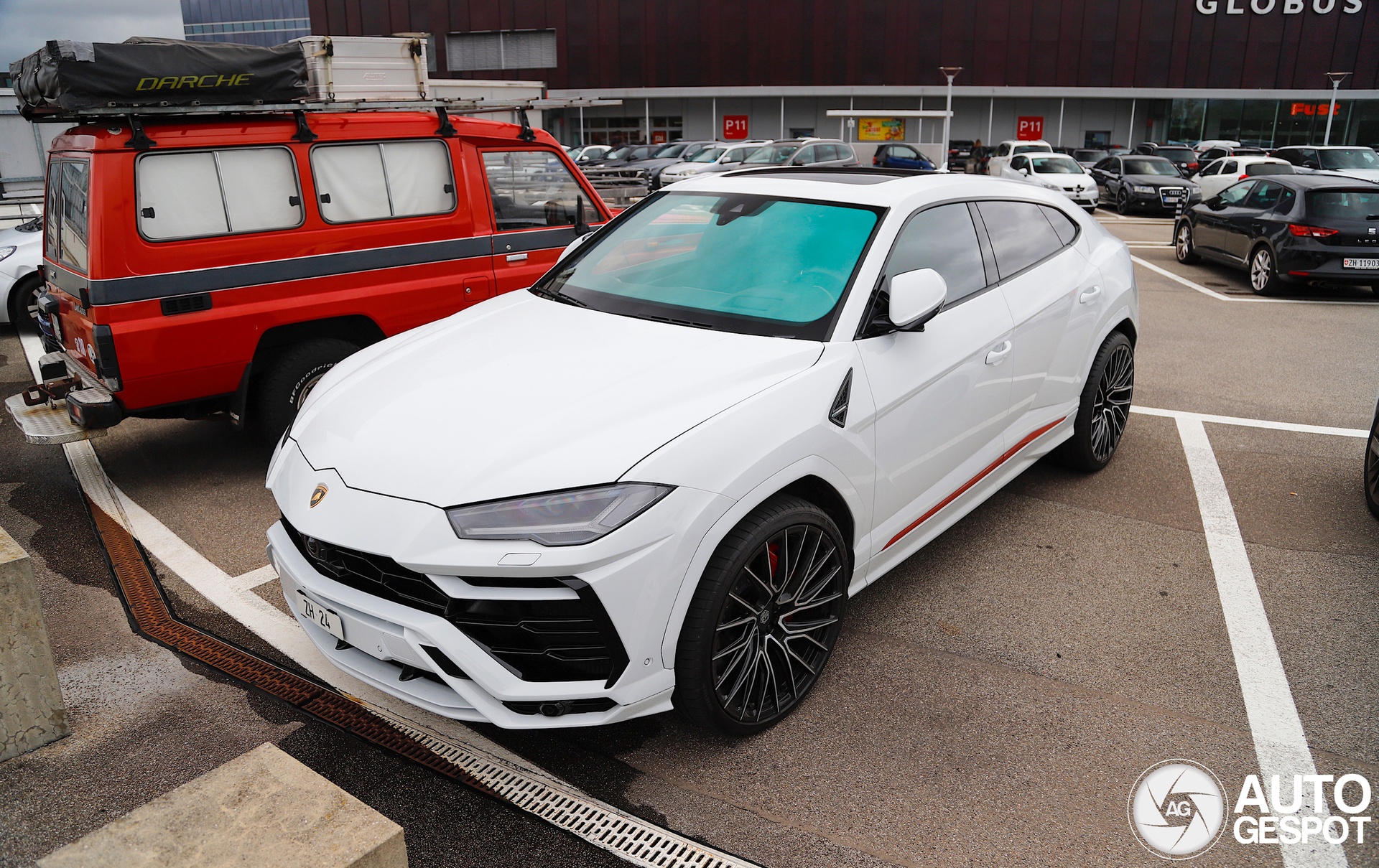 sieu xe,  bien so,  lamborghini,  thuy si,  lamborghini urus,  dau gia,  urus s,  urus performante,  urus se,  euro,  bong da anh 9