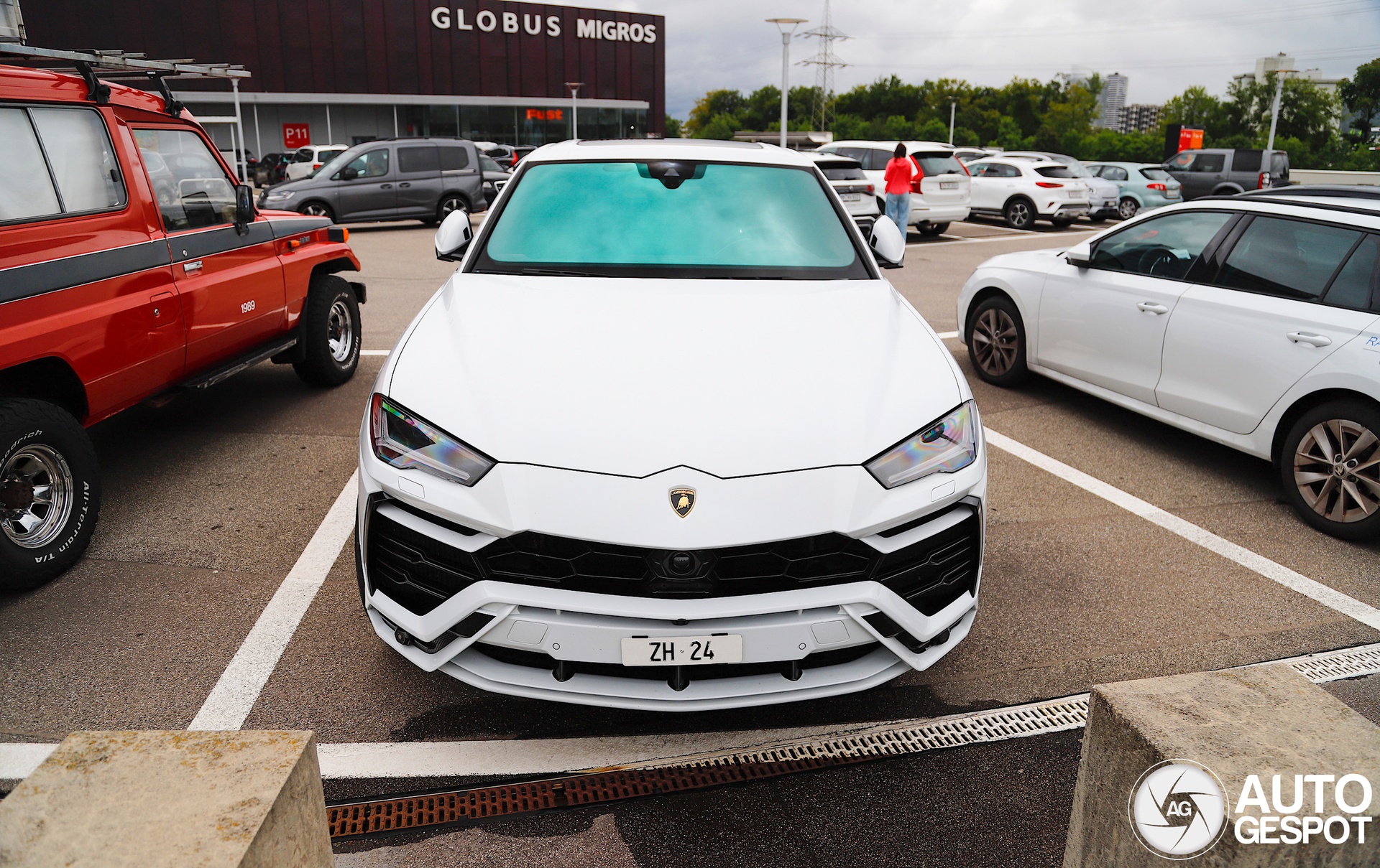 Lamborghini Urus gắn biển số 