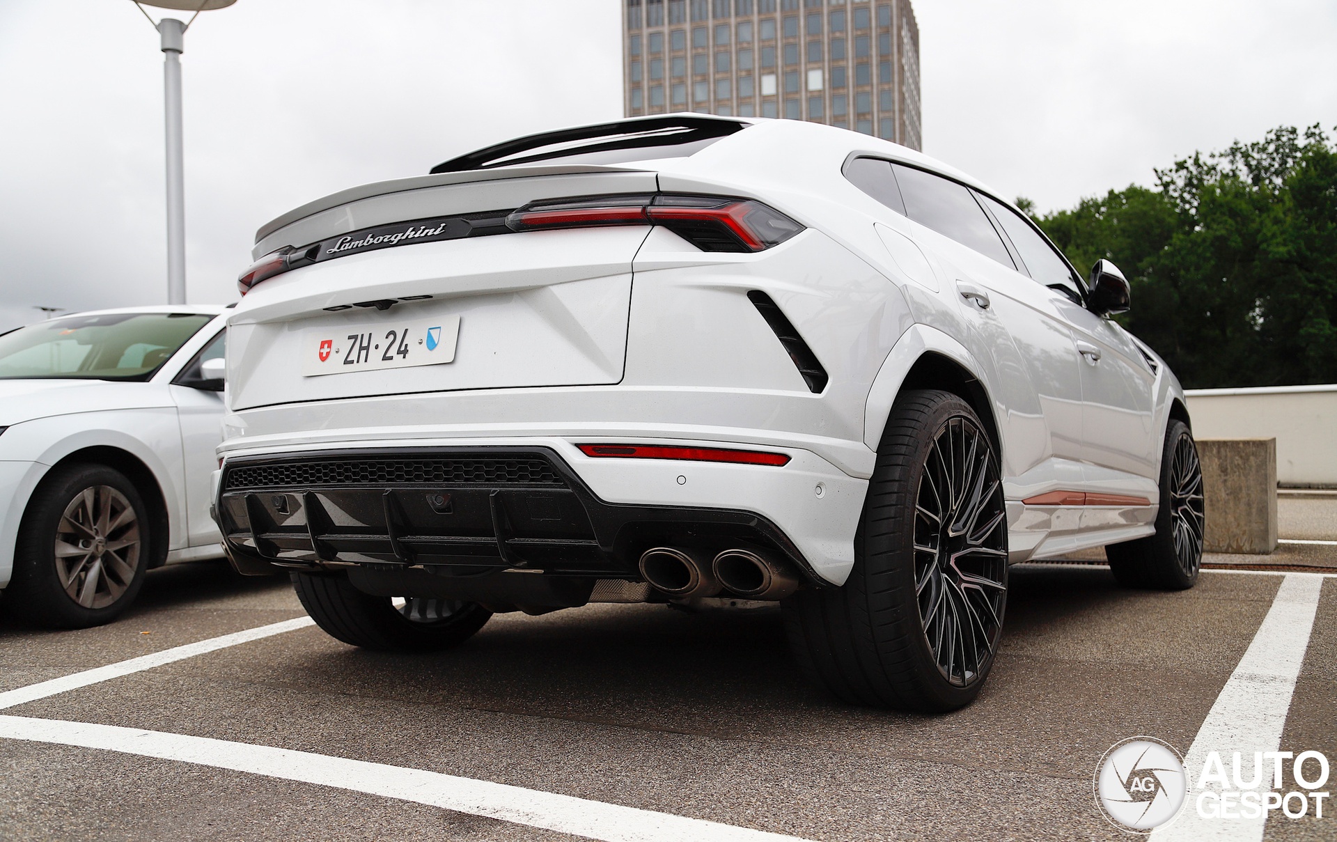 sieu xe,  bien so,  lamborghini,  thuy si,  lamborghini urus,  dau gia,  urus s,  urus performante,  urus se,  euro,  bong da anh 8
